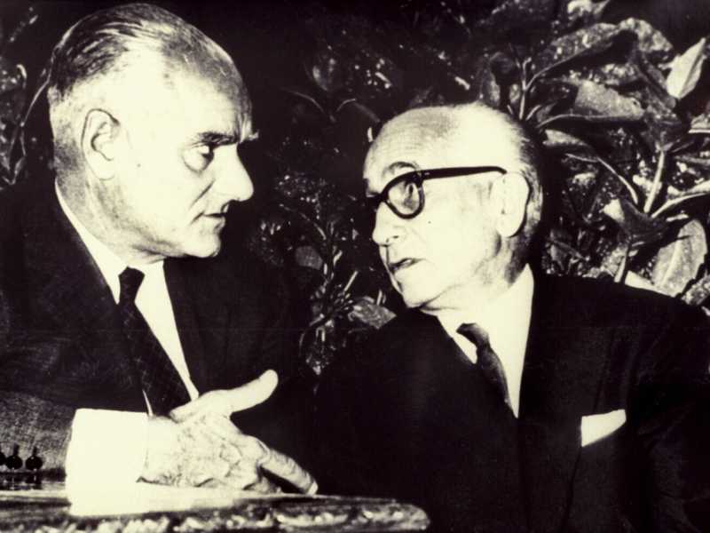 Alberto Moravia (a sinistra) e Giacomo Debenedetti (foto Olycom) <br />