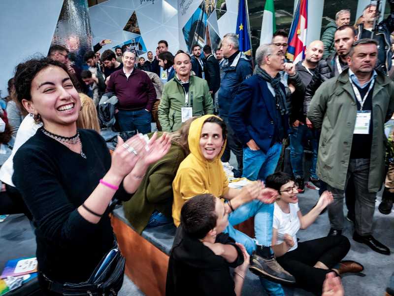 Alcuni manifestanti protestano contro il ministro della famiglia Eugenia Roccella al Salone internazionale del libro di Torino (foto Ansa) <br />