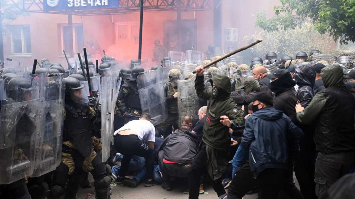 Immagine di Undici soldati italiani feriti negli scontri in Kosovo. Perché l’intervento delle forze Nato è un segnale