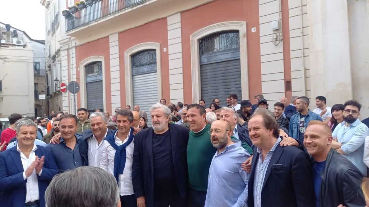 Immagine di Gran Bazar Puglia: Emiliano festeggia il neosindaco di Altamura con Lega e Udc