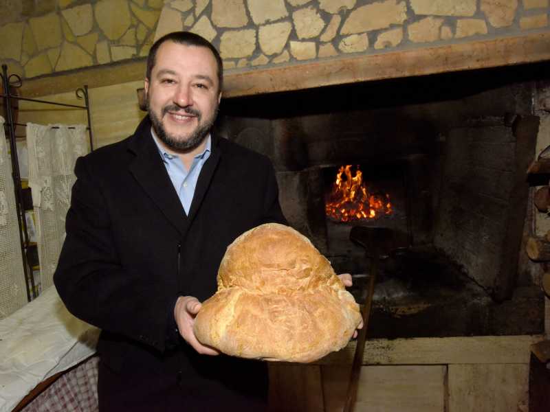 Salvini in visita ad Altamura nel 2017 (foto LaPresse)