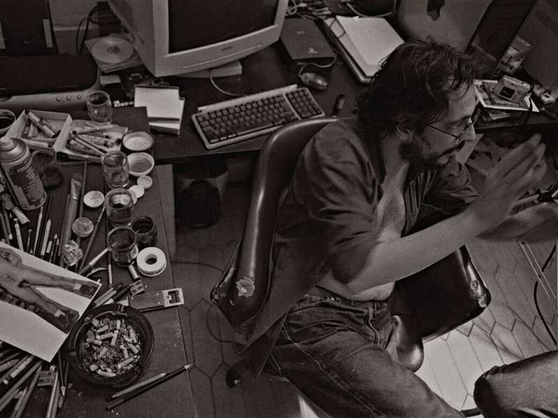 Riccardo Mannelli nel suo studio, dalla sua pagina Facebook 
