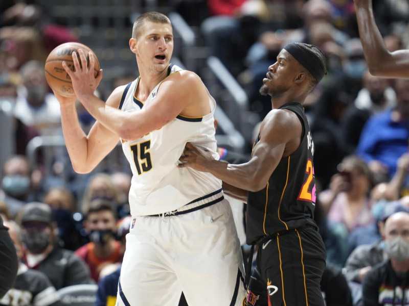 Nikola Jokic (in canotta bianca) e Jimmy Butler (in nero) - foto Ap, via LaPresse