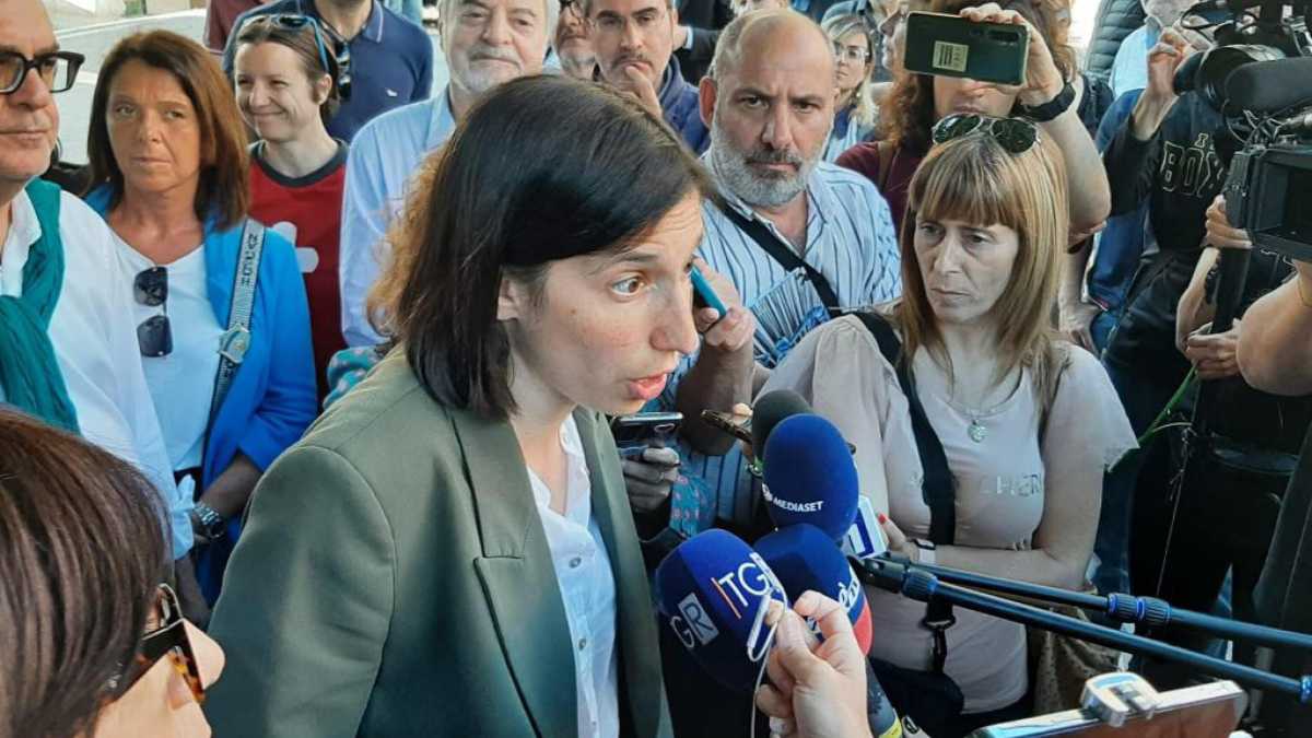 Immagine di Elly Schlein e il ko del Pd: "Non buttiamoci giù". Ma riecco le correnti