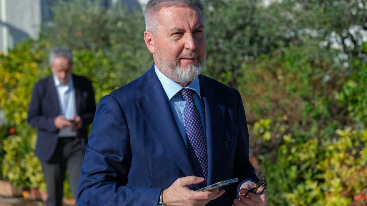 Immagine di "Un'analisi della sconfitta singolare. Tipo Gigi Proietti". Gli sbuffi di Guerini su Schlein