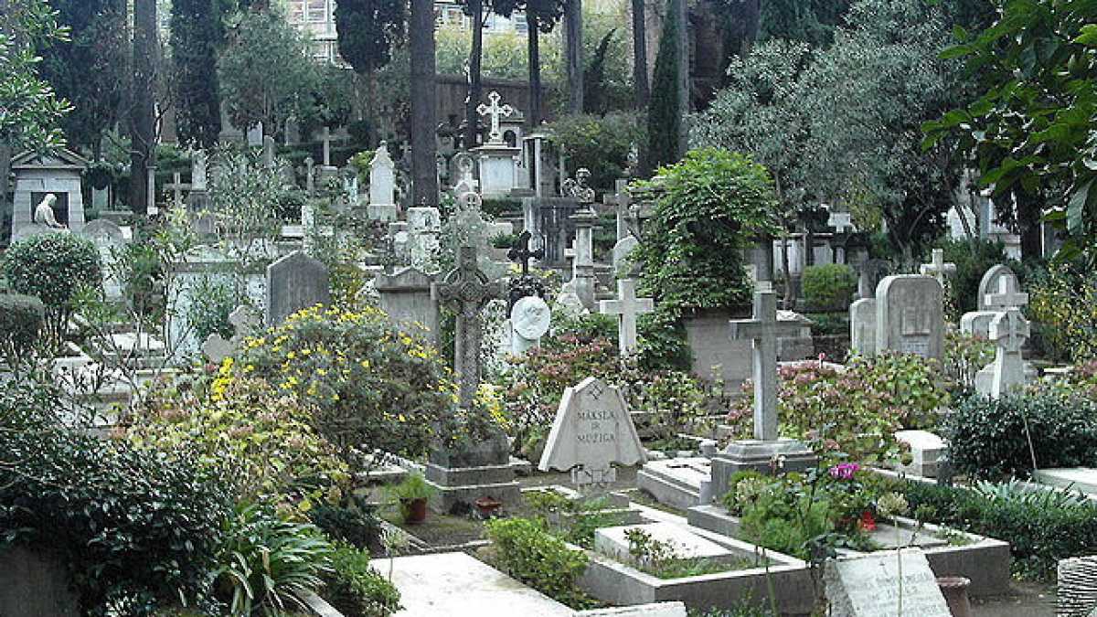 Immagine di Tra le lapidi del cimitero acattolico, dove la morte si fa poesia