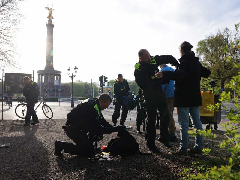 <span style="color: rgb(8, 8, 8); font-family: Lato, sans-serif; font-size: 14px;">Agenti della polizia perquisiscono alcuni attivisti a Belino (Sean Gallup / Getty Images)</span>
