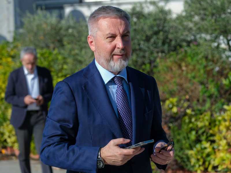 "Un'analisi della sconfitta singolare. Tipo Gigi Proietti". Gli sbuffi di Guerini su Schlein