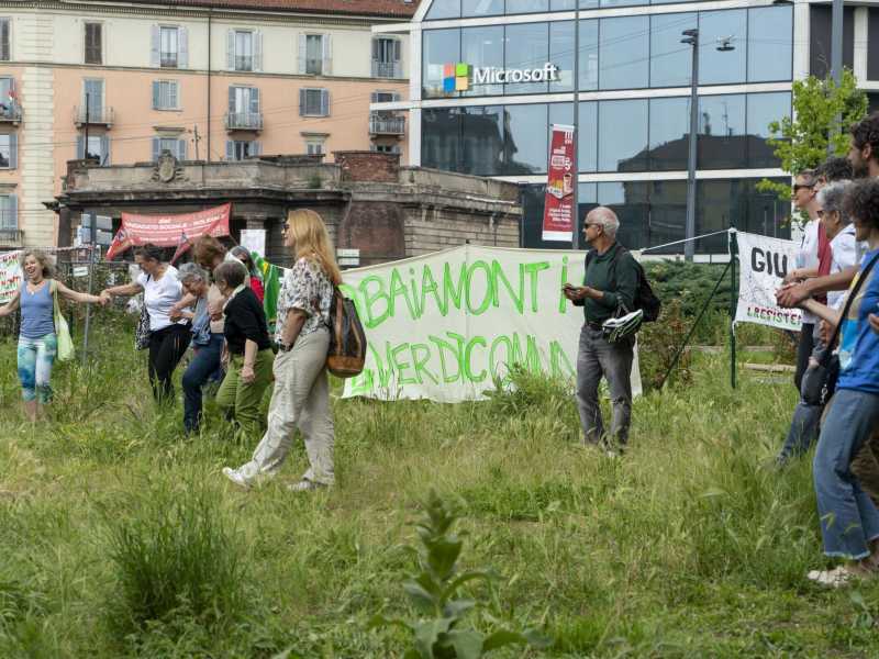 Una delle manifestazioni per non abbattere il glicine (LaPresse)