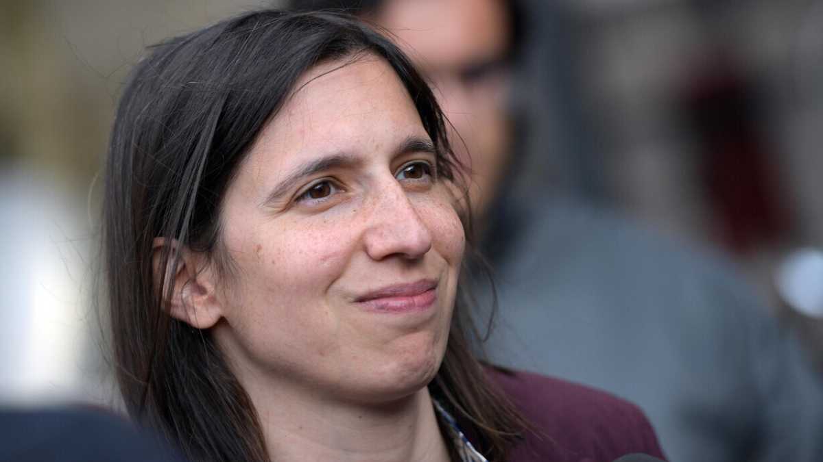 Immagine di Il Pd si divide sulle armi all'Ucraina, e non si capisce quale sia la linea di Schlein. Poi ci pensa Fitto