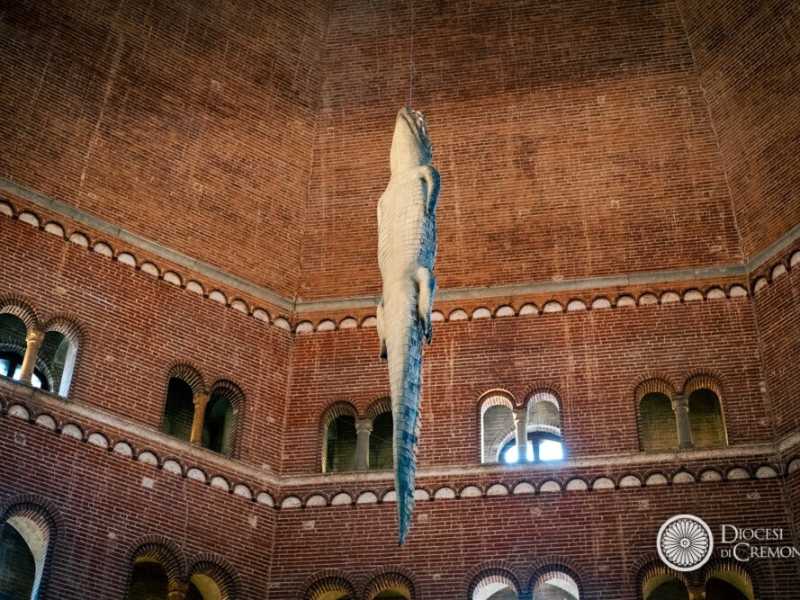 Il coccodrillo imbalsamato esposto da Cattelan nel battistero di Cremona (foto Diocesi di Cremona/Facebook)