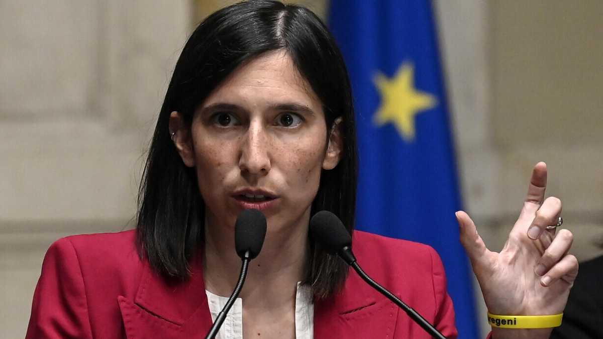 Immagine di A Bruxelles, sulle armi, il Pd era impegnato in un notevole sforzo ermeneutico. Schlein ed Hegel