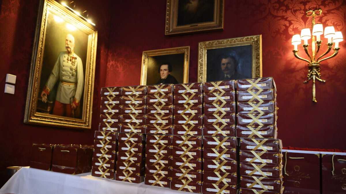 Immagine di Il Caffè Sacher a Trieste ha venduto tutte le torte, nonostante le polemiche