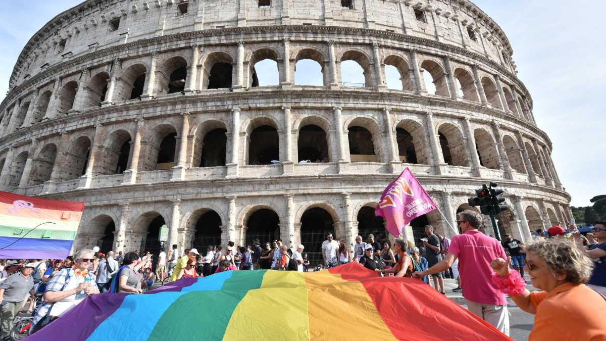 Immagine di La Regione Lazio ha revocato il patrocinio al Pride di Roma: "Promuove l'utero in affitto"