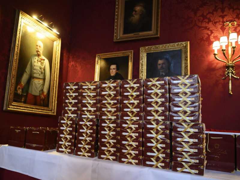 La scorta di torte al Caffè Sacher di Vienna (Ansa)