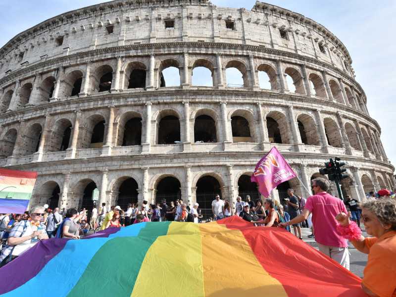 La Regione Lazio ha revocato il patrocinio al Pride di Roma: "Promuove l'utero in affitto"