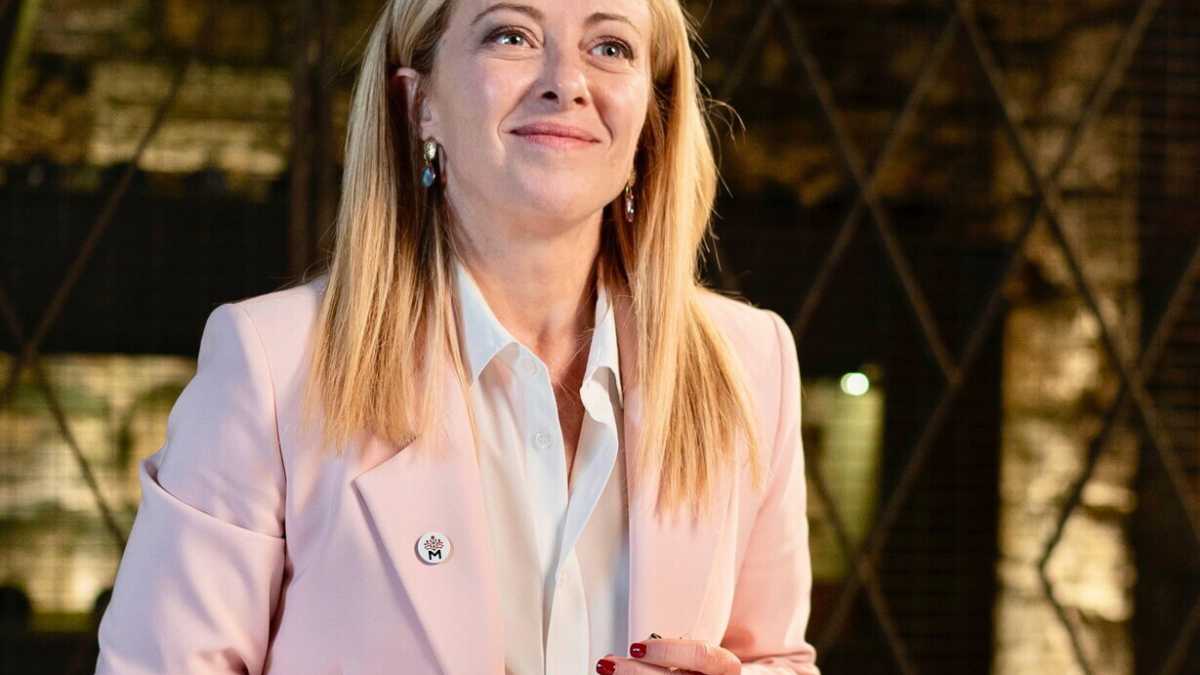 Immagine di Meloni a Tunisi inseguita dall'incubo sbarchi. E sul Pnrr: "Ho fatto come Draghi". Ma non è così