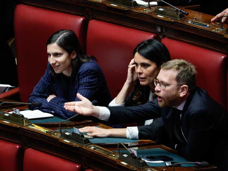 Beppe Provenzano e, sullo sfondo, Elly Schlein (Ansa)