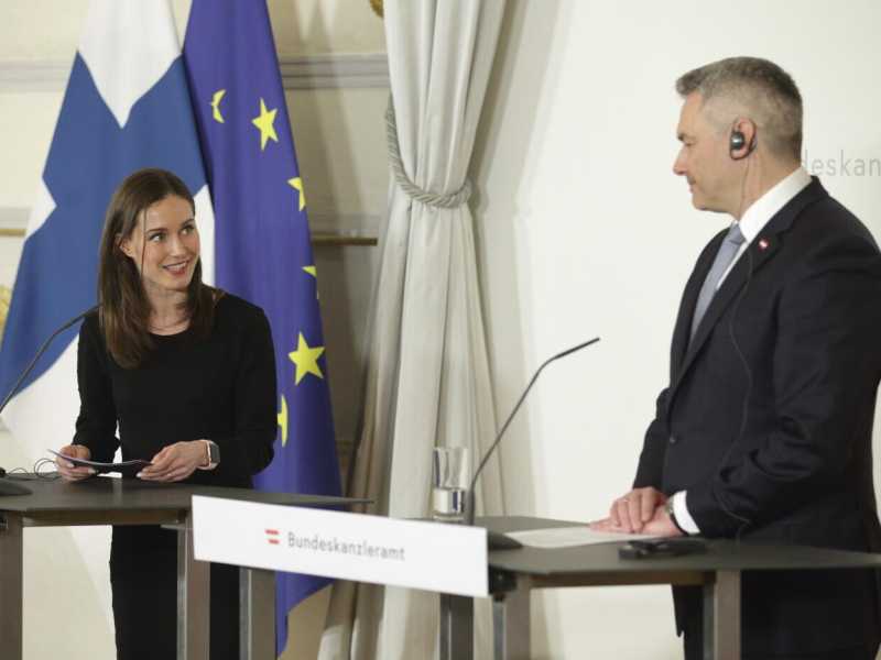 Il cancelliere austriaco Karl Nehammer con l'ex prima ministra finlandese Sanna Marin (foto Ap, via LaPresse) <br />