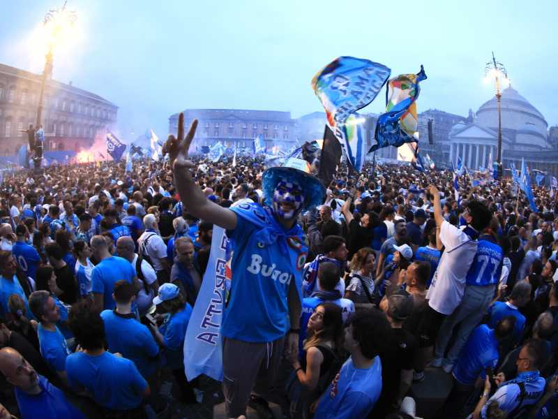 Salvare l’eleganza di Napoli campione dal vento dell’imbecillità