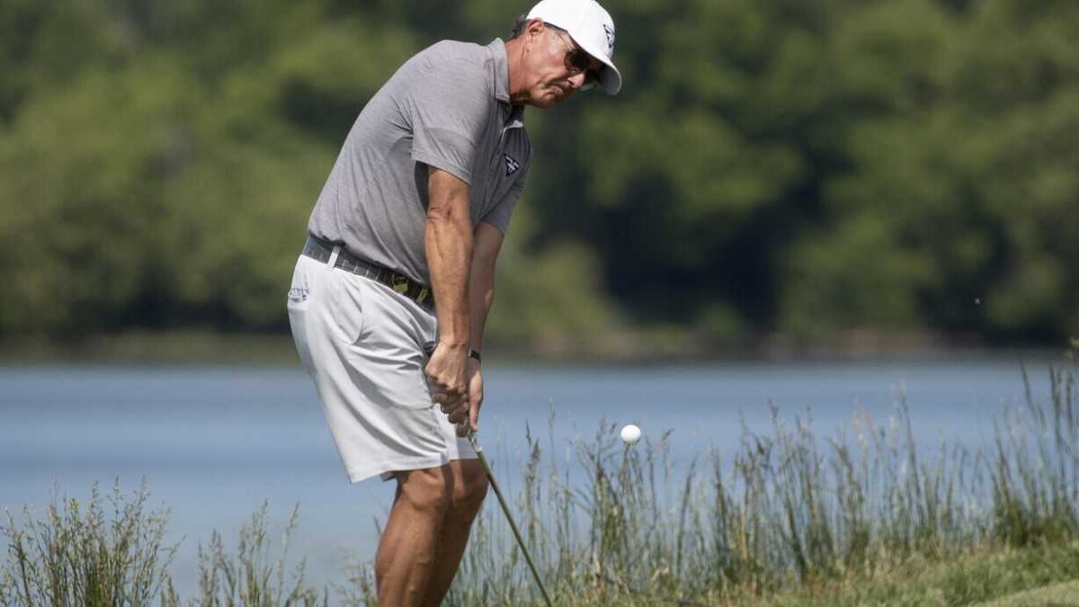 Immagine di Al gran spettacolo saudita del golf risparmiateci almeno gli inguardabili bermuda