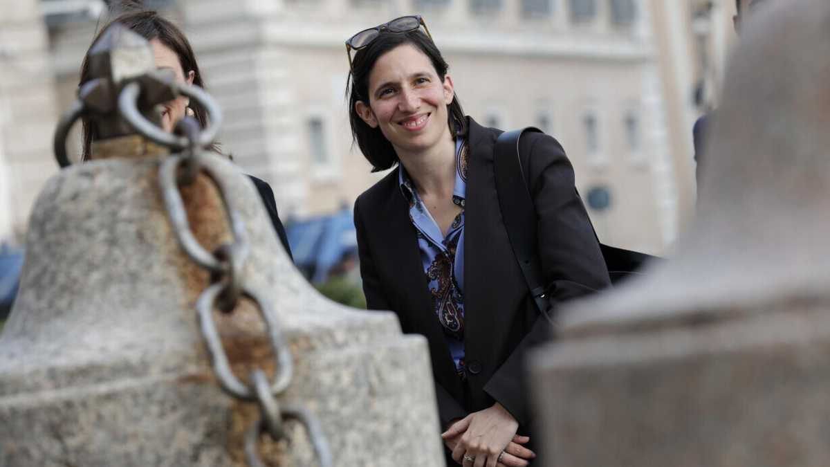 Immagine di Bagno "riservato al Pd"? È la guerra della toilette in Campidoglio. E Schlein che fa?