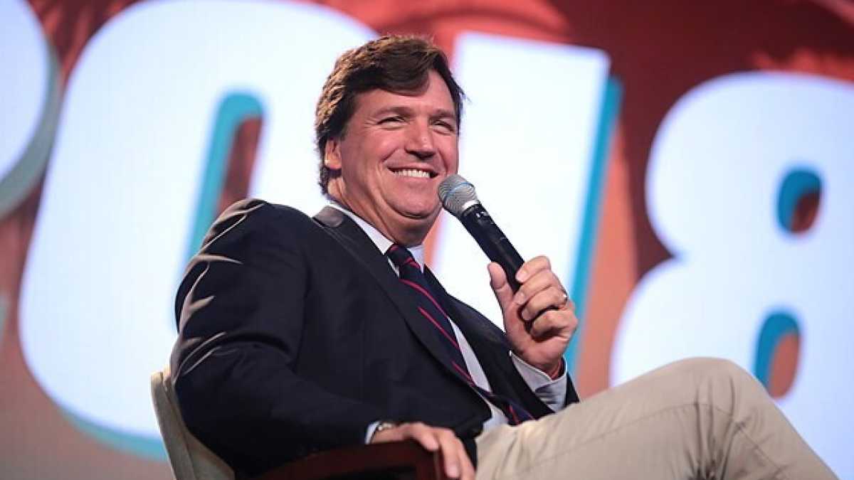 Immagine di Ecco Tucker Carlson con il suo monologo social su Twitter: attacca Zelensky e parla degli ufo