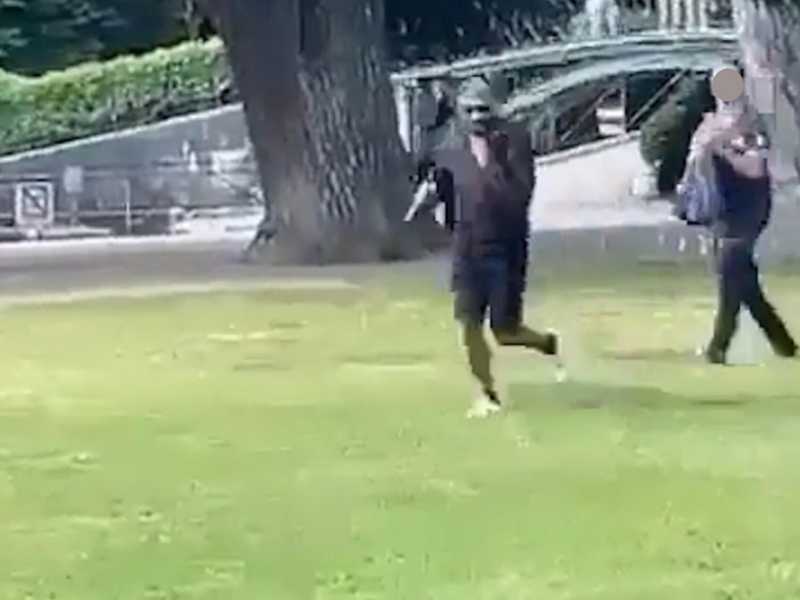Cosa sappiamo dell'attacco con coltello in un parco giochi in Francia