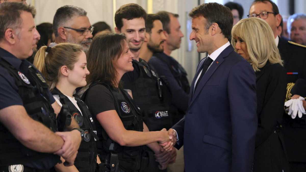 Immagine di Il day after dell'attacco, Macron ad Annecy dà una buona notizia: le condizioni dei bambini "sono positive"
