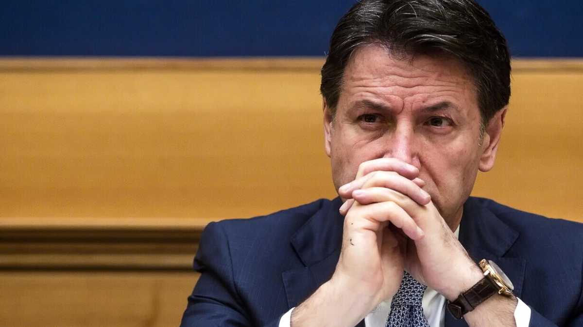 Immagine di Conte, il genio muto. Non va al gay pride, sta zitto sul fascismo e incassa in Rai