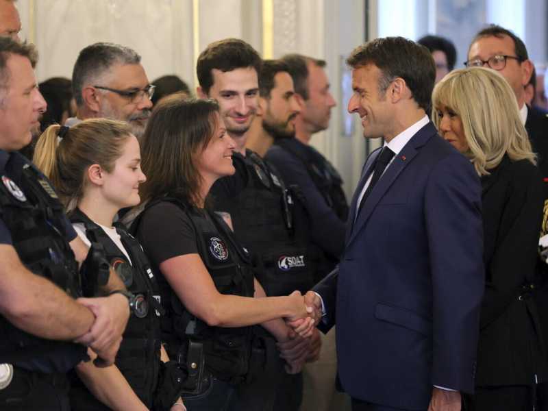 Il day after dell'attacco, Macron ad Annecy dà una buona notizia: le condizioni dei bambini "sono positive"
