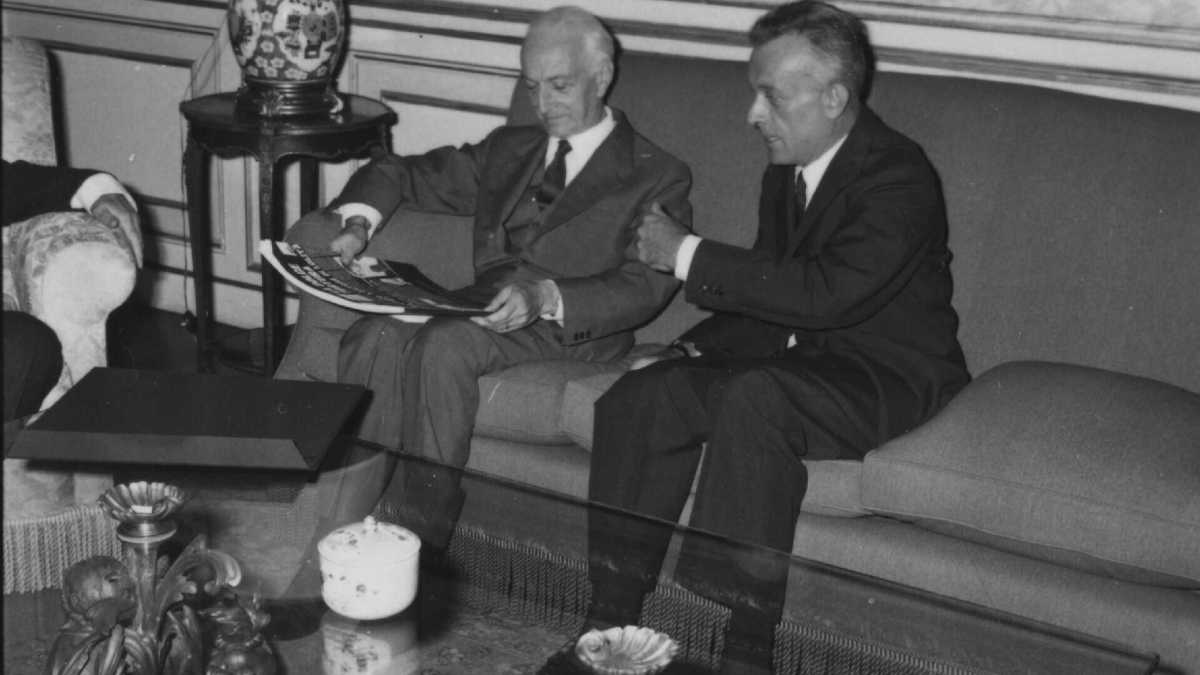 Immagine di Vezzi, affettuosità e imprese di Giulio Einaudi, principe degli editori