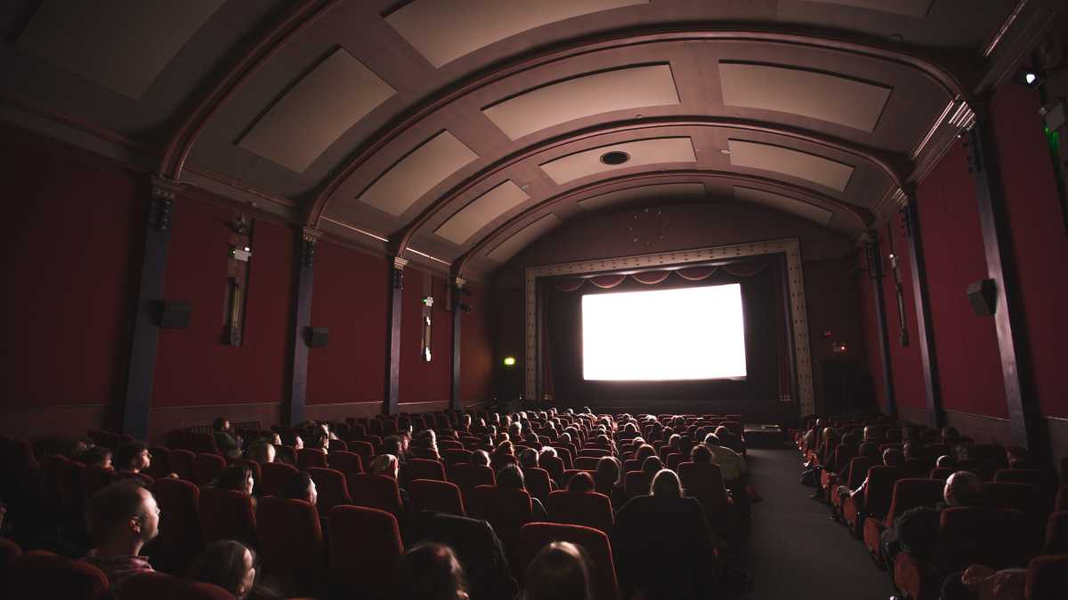 Immagine di Occhi impastati, caffè in mano, muffin a metà: com’è bello il cinema al mattino