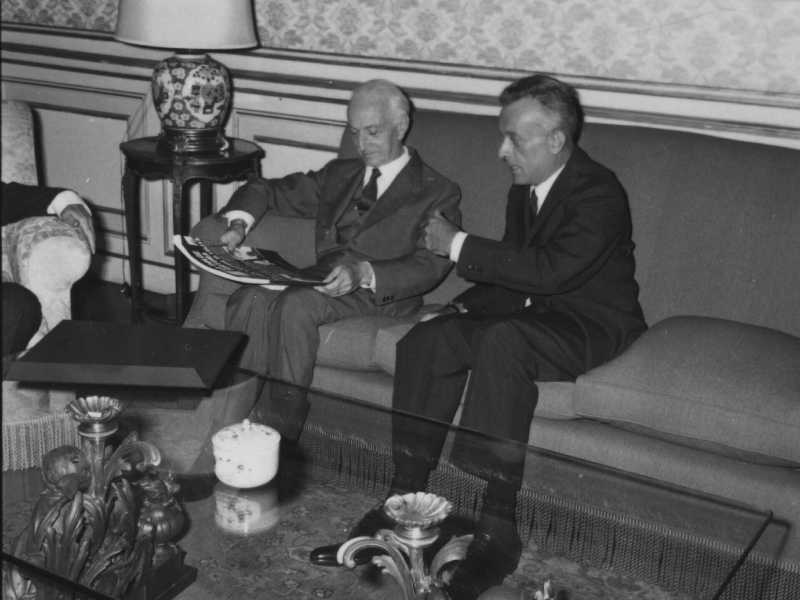 Giulio Einaudi con Antonio Segni (Wikipedia)