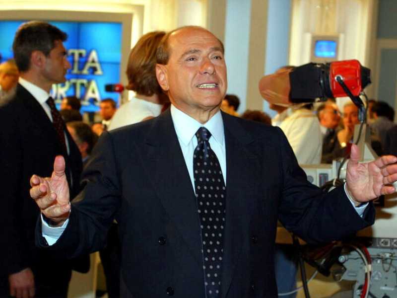 Silvio Berlusconi ospite di "Porta a Porta" nel 2002 (Ansa)