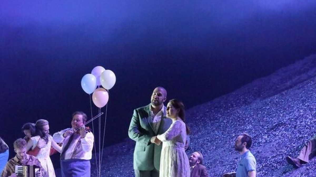 Immagine di Un’opera dura e forte. Michieletto va oltre la fedeltà formale a Verdi e lo esalta