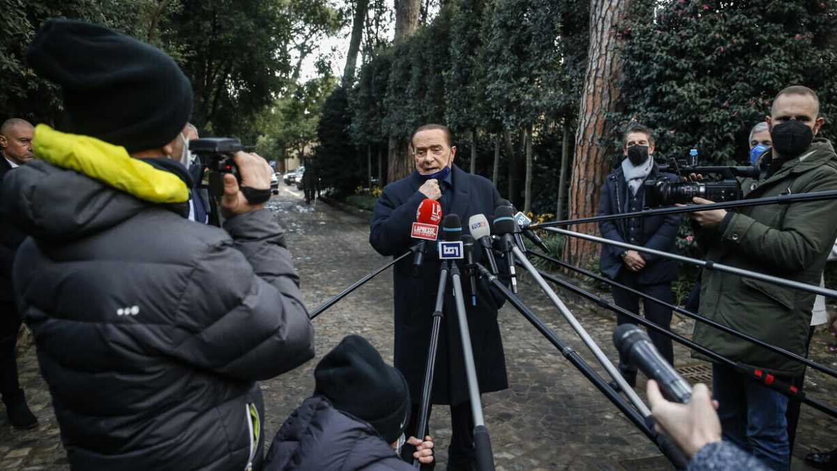 Immagine di Tulipani, viscontismo e zero minimal: l'epopea delle case di Silvio Berlusconi