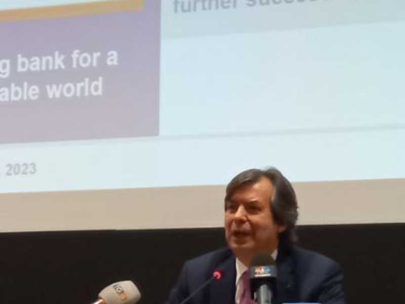 Messina vuole condividere i profitti con i dipendenti e allarga il solco con l’Abi