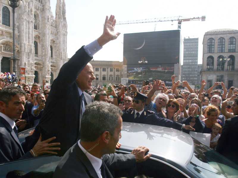 12 settembre 2009. L'allora premier Berlusconi in Piazza Duomo a Milano, al termine del funerale di Mike Bongiorno (Ansa)&nbsp;<br />