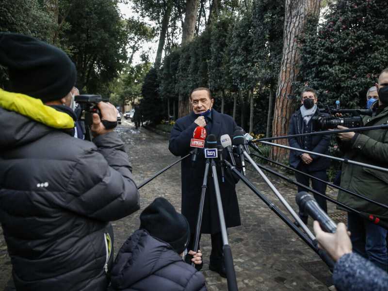 Berlusconi parla con i giornalisti all'ingresso di Villa Grande a Roma (Foto Ansa)