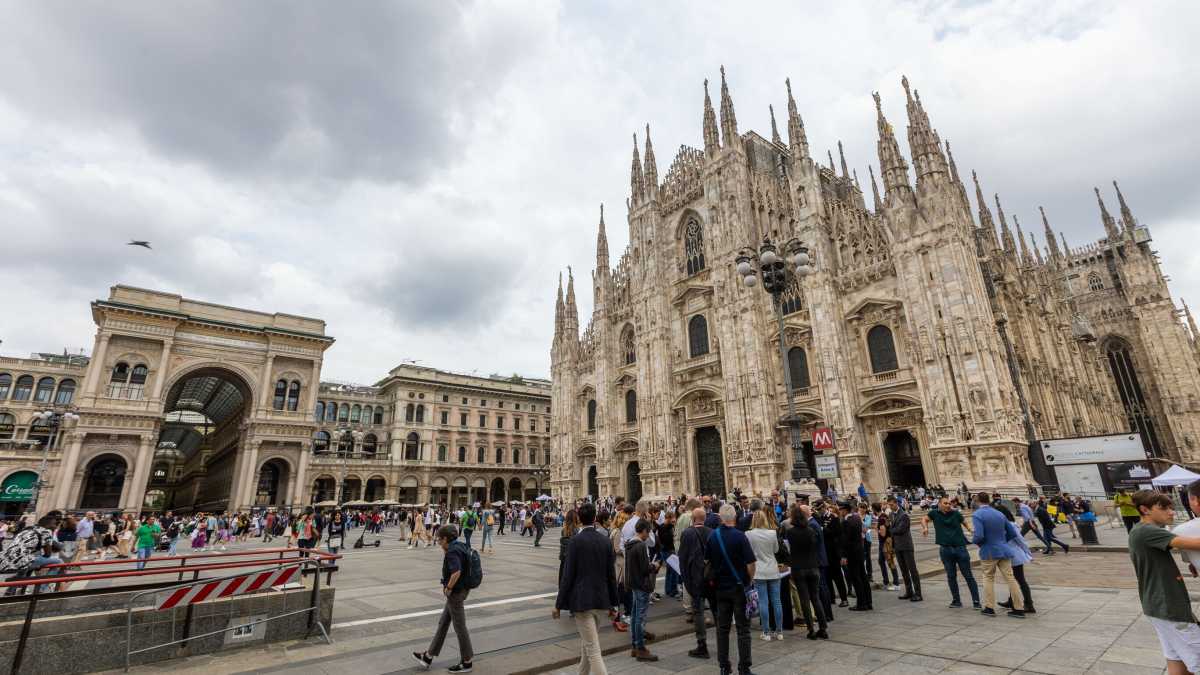 Immagine di Milano non si ferma per lutto, e attende i funerali di Berlusconi