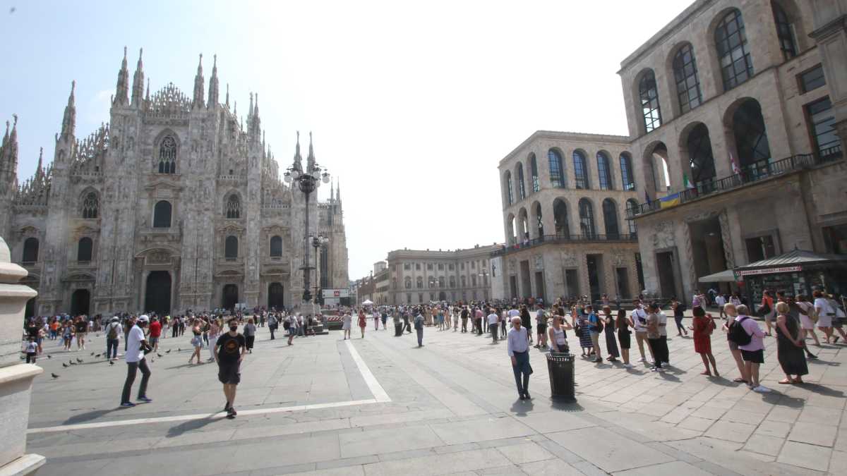 Immagine di Milano si prepara al funerale di Berlusconi. Il feretro sosterà sul sagrato del Duomo prima della messa