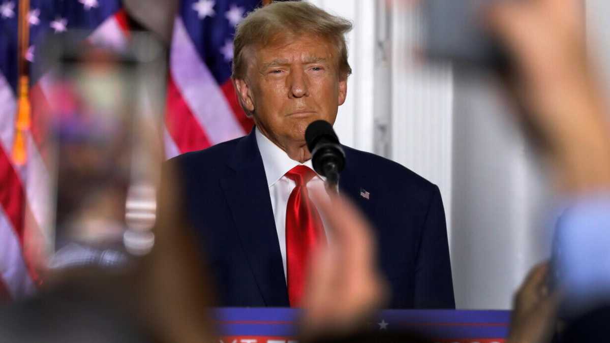 Immagine di Trump si difende dalle accuse per reati federali attaccando: lascia il tribunale e se la prende con Biden
