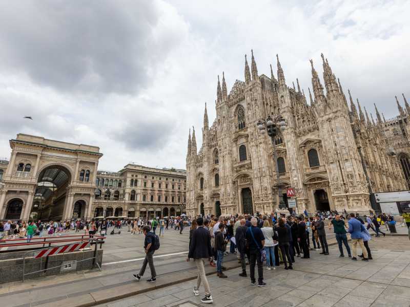 Milano non si ferma per lutto, e attende i funerali di Berlusconi