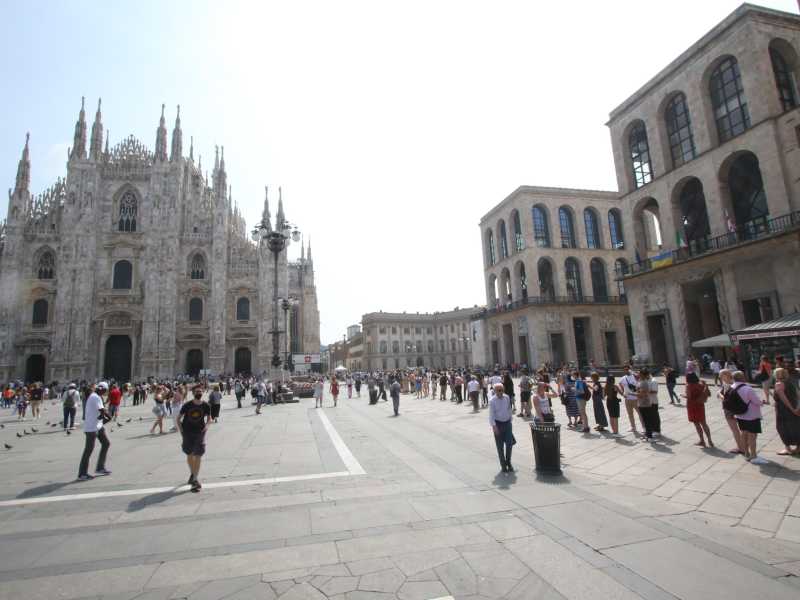 Milano si prepara al funerale di Berlusconi. Il feretro sosterà sul sagrato del Duomo prima della messa
