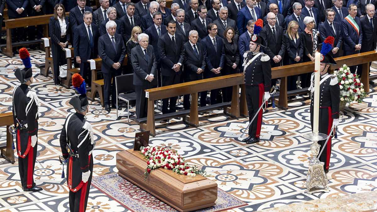 Immagine di Il feretro del Cav. tra Mattarella e "Drive in"