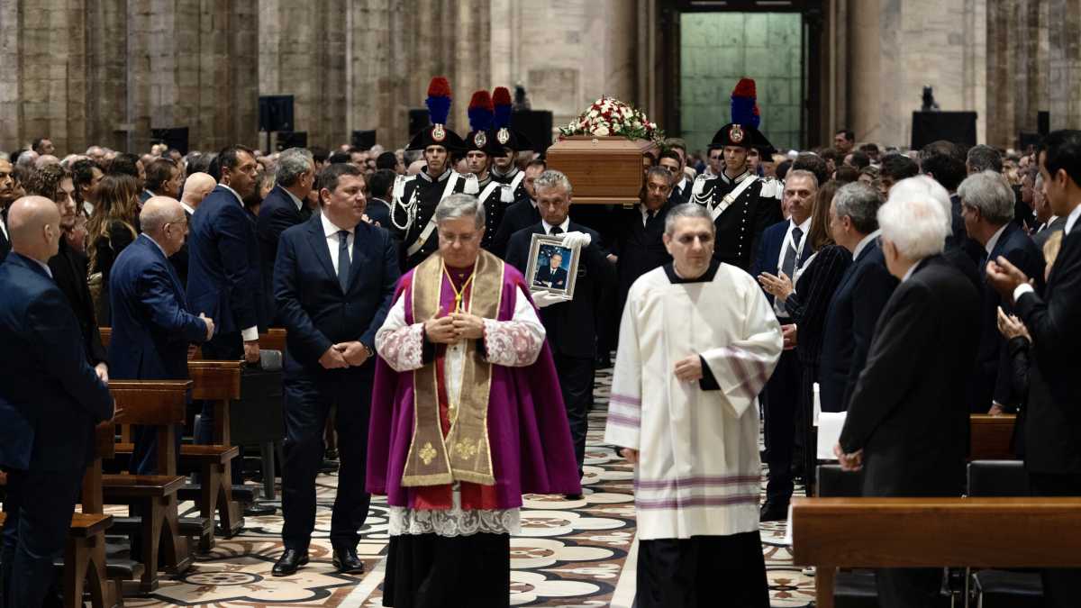 Immagine di La norma che impedisce al Cav. di riposare nel suo mausoleo è persecuzione comunista