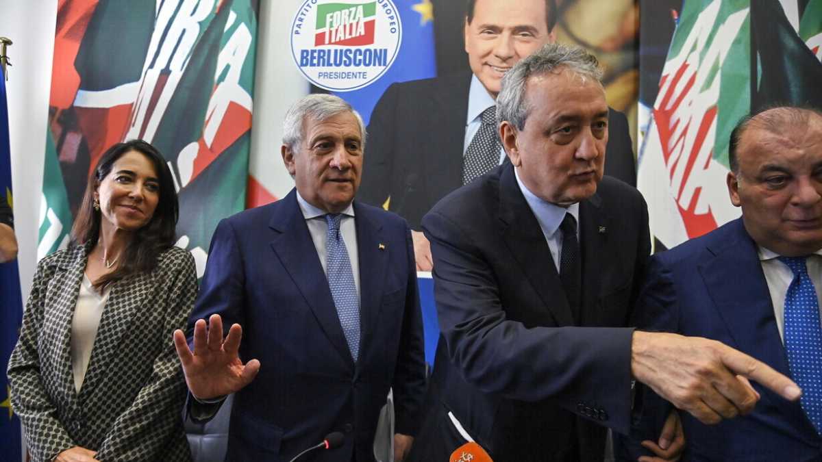 Immagine di La stanza di Berlusconi, la lettera di Marina, il ruolo di Fascina: la prima conferenza di FI