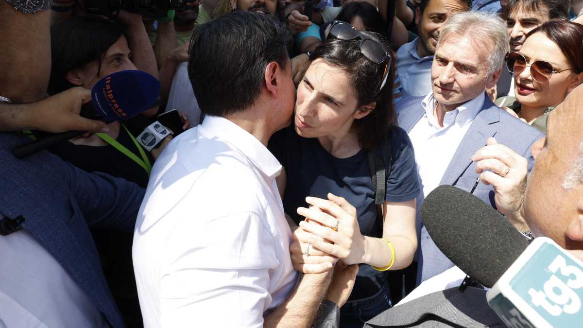 Immagine di L'abbraccio di Schlein e Conte nella piazza M5s: prove di campo largo contro Meloni