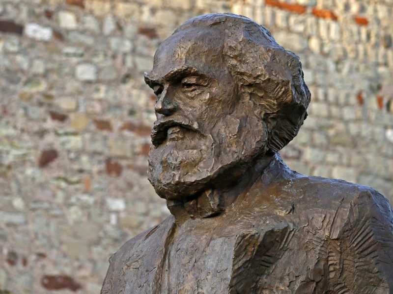 La statua di&nbsp;<span style="color: rgb(46, 45, 45); font-size: 12px;">Karl Marx a Trier, in Germania (foto Epa, via Ansa)</span>